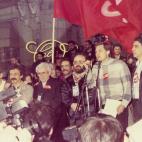 Antonio Gutiérrez, líder de CCOO, durante un discurso en la manifestación junto a Marcelino Camacho