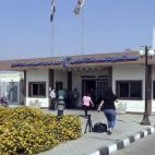 Familiares de las personas abordo del vuelo Egyptair que volaba de París a El Cairo llegan a la sede de la aerolínea en la capital egipcia.