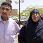 Familiares de los pasajeros del vuelo MS804 de EgyptAir desaparecido cuando realizaba el trayecto París-El Cairo llegan al aeropuerto de El Cairo.