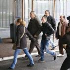 Familiares de las 66 personas del vuelo de Egyptair desparecido este jueves durante la ruta París-El Cairo llegan a un hotel cerca del aeropuerto francés Charles de Gaulle