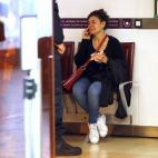 Una familiar llora en el aeropuerto Charles de Gaulle de París desde donde salió el vuelo de Egyptair que ha desaparecido sobre el mar Egeo.