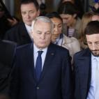 El ministro de Exteriores francés Jean-Marc Ayrault llega al hotel donde están los familiares de los pasajeros cerca del aeropuerto Charles de Gaulle de París desde donde salió el vuelo MS804 de Egyptair desparecido este jueves.