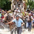 Más de un millón de personas acuden cada año a la romería del Rocío, en la localidad onubense de Almonte, para venerar a la virgen. Esta tradición, que es de las más importantes en el mundo cristiano, sorprende por la increíble devoción...