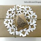 Papel y tijeras para crear un adorno. Por si no te acuerdas cómo se conseguía el efecto, aquí tienes un link a un sencillísimo tutorial