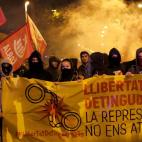 Unos 300 independentistas se han concentrado a primera hora de esta ma&ntilde;ana frente al cuartel de la Guardia Civil de Girona, convocados por diversas organizaciones con motivo del segundo aniversario del 1-O, mientras un cord&oacute;n de lo...