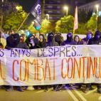 Unos 300 independentistas se han concentrado a primera hora de esta mañana frente al cuartel de la Guardia Civil de Girona, convocados por diversas organizaciones con motivo del segundo aniversario del 1-O, mientras un cordón de los Mossos d'E...