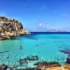 La Cala Rossa se encuentra en Favignana, una pequeña isla al oeste de Sicilia. Para llegar a ella basta con tomar un barco desde Trapani y empezar a sorprenderte por las espectaculares formaciones rocosas que rodean la cala. Además es el lugar...