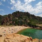 Si llaman Costa Paradiso al litoral norte de la italiana isla de Cerdeña, será por algo. La Playa Li Cossi es el ejemplo perfecto de ello: su exuberante naturaleza, acantilados, montañas, cuevas, aguas esmeraldas y arena rojiza hacen de esta...