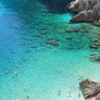 En la croata isla de Cres, al norte de la Costa Dálmata, se encuentra la playa de Mali Bok, una pequeña cala de apenas 50 metros de ancho que no muchos conocen y que deja con la boca abierta a todo el que la descubre. Lo mejor, sin duda, son s...