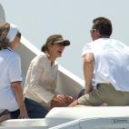 Hasta que I&ntilde;aki Urdangar&iacute;n fue apartado de la familia real, Letizia presum&iacute;a de mantener una estupenda relaci&oacute;n con &eacute;l. Aqu&iacute;, charlando divertidos en el verano de 2004.