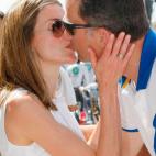 Los d&iacute;as de 'descanso' en Mallorca de los reyes nos han dejado im&aacute;genes muy cari&ntilde;osas entre ellos. En esta, Letizia besa a su marido durante la Copa del Rey de Vela en el a&ntilde;o 2011.