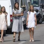 Las alpargatas se han convertido en un b&aacute;sico de las salidas de Letizia por la isla. Aqu&iacute; con Leonor y Sof&iacute;a en el Real Club N&aacute;utico de Palma en 2018.