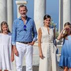 La reina, el rey, Leonor y Sof&iacute;a durante una visita al Museo de Son Marroig en Dei&agrave;, en 2019, todos vestidos al m&aacute;s puro estilo mediterr&aacute;neo.