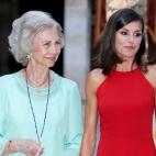 La de 2019 fue la &uacute;ltima cena de autoridades que los reyes ofrecieron en el Palacio de La Almudaina de Palma. Vestida con uno de sus colores fetiche, la reina pos&oacute; relajada junto a su suegra.