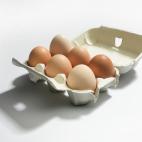 Este departamento explica que tampoco es una buena idea dejar los huevos dentro del coche. Cuando la clara se congela, puede expandirse y puede romper la cáscara. Una vez roto, no es seguro comer ese huevo. Pero incluso si no se ha roto, probab...