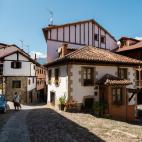 El portal Traveler destaca tanto su entorno natural, formado por cuatro valles y los ríos Deva y Quiviesa, como la Torre del Infantado y la iglesia de San Vicente.