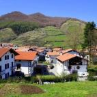 En torno a la iglesia de San Miguel y en un ambiente rodeado de montañas, bosques y prados se extienden las calles de Leitza.