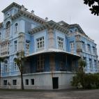 Colombres cuenta con la ruta de las casas de indianos o el Museo de la Emigración. "A su atractivo arquitectónico hay que sumar su ubicación privilegiada entre mar y montaña", especifica 'Traveler'.