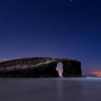 La famosísima Playa de las Catedrales es uno de esos rincones que cambian radicalmente según la hora del día, la luz o las condiciones climáticas. Si tienes la suerte de descubrirla en una noche estrellada y despejada, te quedarás con la bo...