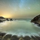 Si hay una playa bonita en Asturias (y hay demasiadas), esa es la del Silencio. Su nombre hace honor a la tranquilidad y calma que en ella se respira: limpia y pura, rodeada de naturaleza, impresionantes acantilados y asombrosas formaciones roco...