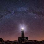 El último faro construido en Galicia, con poco más de 15 años de historia, se eleva imponente sobre la Costa da Morte y sus impresionantes acantilados. Desde el Faro de Punta Nariga el cielo es único y asombroso, tanto durante las sorprenden...