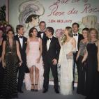 Carlota Casiraghi con el actor Gad Elmaleh (en el centro), en la Rose Ball de Monte Carlo, en marzo