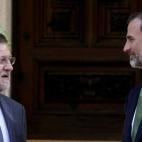 El rey Felipe VI conversa con el presidente del Gobierno, Mariano Rajoy, este viernes en el Palacio de Marivent, en Palma de Mallorca, donde se han reunido en el único despacho que ambos celebran este verano en la residencia de verano de la fa...
