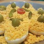 Los ingredientes son huevos, atún, aceitunas rellenas de anchoas, cebolla y tomate frito. La receta puedes encontrarla en Cookpad.