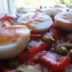 Llevan guisantes escaldados, tomate triturado, pimiento rojo, cebolla y pimentón. Para prepararlos sólo hay que seguir estos siete pasos.