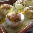 El relleno está hecho con carne picada, cebolla, pimiento morrón, pimienta, nuez moscada y pimentó dulce. Se acompañan de puré de patata y queso mozzarella rallado. Mira la receta en Cookpad.