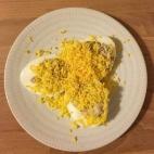 Es una receta típica de Pascua en Francia que sólo requiere tres ingredientes: huevos, mayonesa y sardinas. Mira aquí la receta completa.