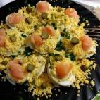 Si hay algo complicado en esta receta es preparar la salsa tártara, pero tampoco lleva demasiado tiempo. Puedes hacerlo siguiendo estos pasos.