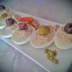 También lleva pimiento morrón, mayonesa y aceitunas rellenas. En Cookpad puedes ver cómo hacerlos y cómo emplatarlos.