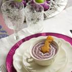 ¿Una crema rosa? Además de bonita y navideña, es fácil. Y si no te va la lombarda, hay de guisantes, espárragos, calabaza...