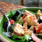 Menús fáciles, baratos, tradicionales… El Comidista ha creado varias recetas navideñas con un denominador común: dificultad cero. Entre ellas, esta ensalada de bogavante cuya dificultad es "para necios".