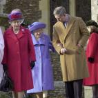 En diciembre de 2000 con su abuela, la reina Madre