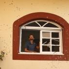 Un palestino observa los daños causados al edificio donde vive un alto dirigente local de la Yihad Islámica tras un ataque aéreo israelí en la ciudad de Beit Hanoun, al norte de la Franja de Gaza