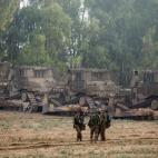 Soldados israelíes hacen guardia en la Franja de Gaza.