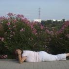 Una mujer israelí se cubre la cabeza y se tumba en el suelo mientras suenan las sirenas en la ciudad meridional de Ashdod (Israel).