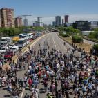 Un grupo de trabajadores de Nissan cortan una de las carreteras cercanas a la fábrica de la Zona Franca, en Barcelona.