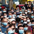 Trabajadores de Nissan escuchan a los representantes sindicales frente a la fábrica de la Zona Franca, en Barcelona.