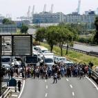 Decenas de trabajadores de la fábrica de Nissan en la Zona Franca de Barcelona se han concentrado este jueves ante la planta y posteriormente han cortado el tráfico en la ronda del litoral.