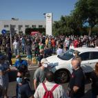 Trabajadores de la planta de producción de Nissan en Barcelona se concentran en el exterior de la fábrica en la Zona Franca el día en el que fabricante japonés de automóviles.