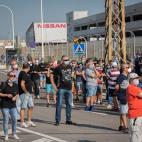 Trabajadores de Nissan concentrados delante de la fábrica.