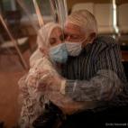 Otra escena de cari&ntilde;o en la residencia de Barcelona