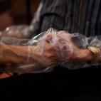 Dolores, de 61 a&ntilde;os, sostiene las manos de su padre, Jos&eacute; , de 87