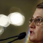 "Si una mujer se queda embarazada y no se la puede echar durante los once años siguientes a tener a su hijo, ¿a quién contratará el empresario? Prefiero a una mujer después de los 45 años o antes de los 25, porque por el medio, ¿qué hace...