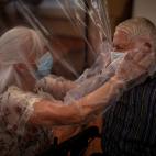 Dolores acaricia la cara de su padre, Jos&eacute;