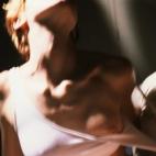 "No hacer auto-stop ni recoger en su coche a desconocidos". "Por la noche, evitar las paradas solitarias de autobuses. Si el autobús no está muy concurrido, procure sentarse cerca del conductor". "No pasear por descampados ni calles solitarias...