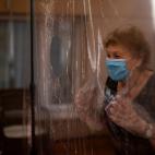 Isabel, de 96 a&ntilde;os, recibe la visita de su hija